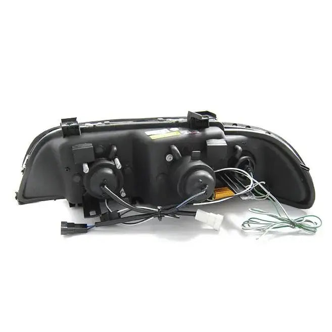 Frontlykter Bmw E39 Black sett bakfra med synlige ledninger, kontakter og monteringsdetaljer.