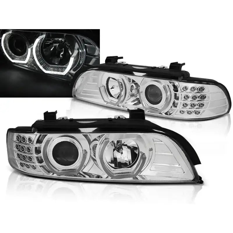 Frontlykter Bmw E39 09.95-06.03 Chrome med LED-ringer og svart ramme, sett fra skrå frontvinkel.