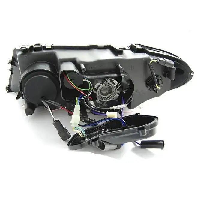 Headlamp bakside av Bmw E46 Angel Eyes CCFL frontlykt med åpnet lokk og synlige ledninger.