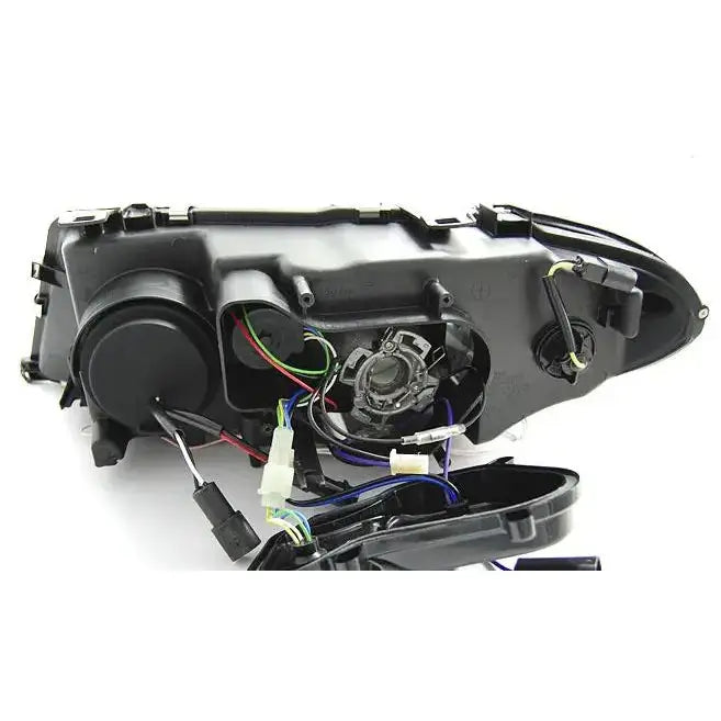 Headlamp bakside av Bmw E46 Angel Eyes Xenon frontlykt med ledninger og kontakter på hvit bakgrunn.