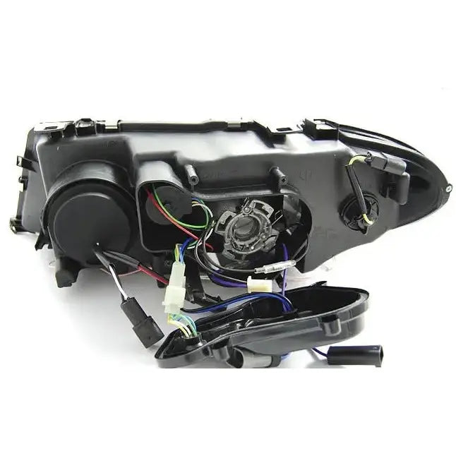 Headlamp bakside av Bmw E46 Angel Eyes Xenon med åpnet deksel og synlige ledninger og pæreholder.