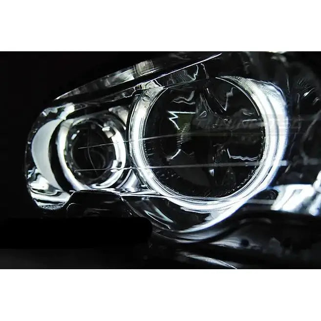 Hovedlys Bmw E46 Angel Eyes Chrome CCFL nærbilde med LED-lysringer sett fra skrå vinkel.