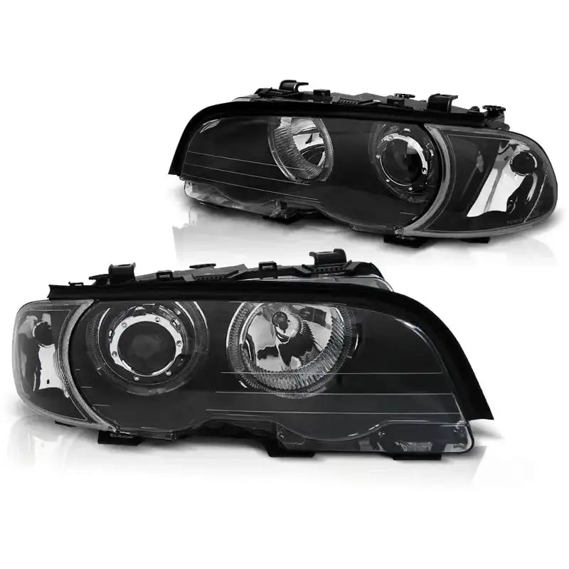 Hovedlykter Bmw E46 Angel Eyes LED Black med sotet linse og sorte detaljer, sett fra skrå vinkel.
