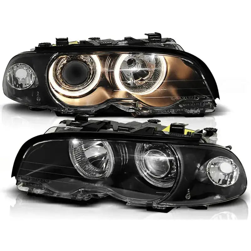 Frontlykter Bmw E46 Angel Eyes Black med runde reflektorer og LED-lysringer, sett fra skrå vinkel.