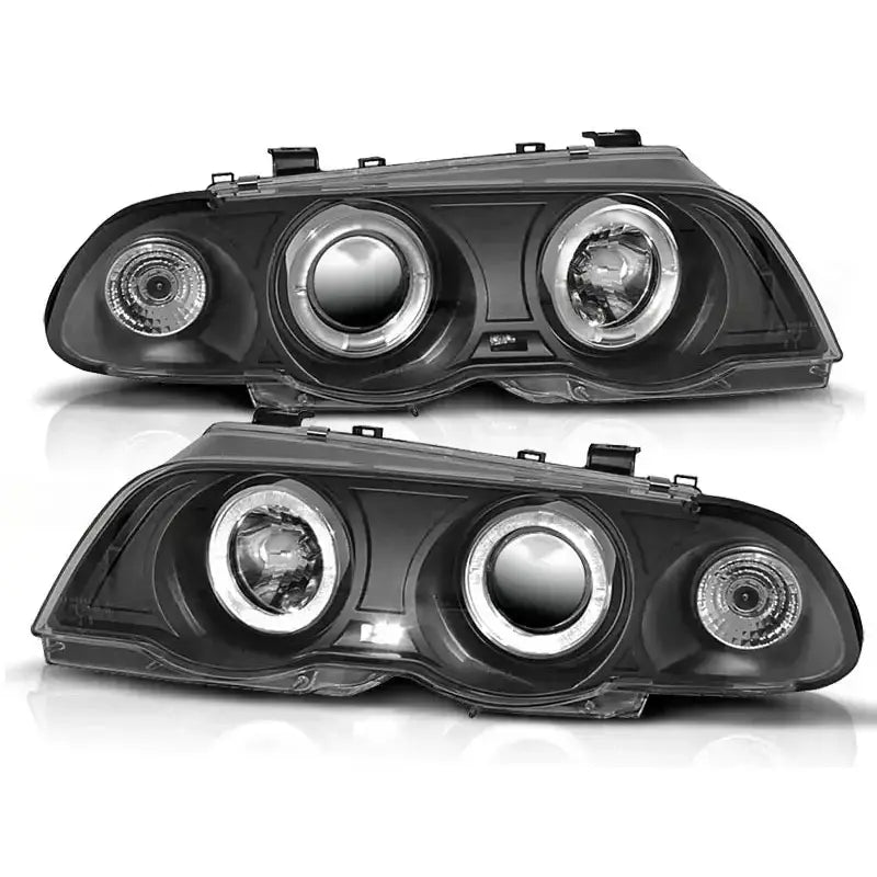 Frontlykter Bmw E46 Angel Eyes Black med LED-lysringer, sett forfra mot svart bakgrunn.