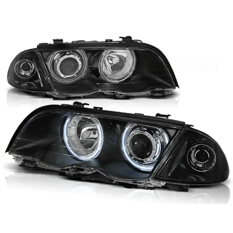 Frontlykter Bmw E46 Angel Eyes Black med klare linser og runde CCFL-halo ringer, sett skrått forfra.