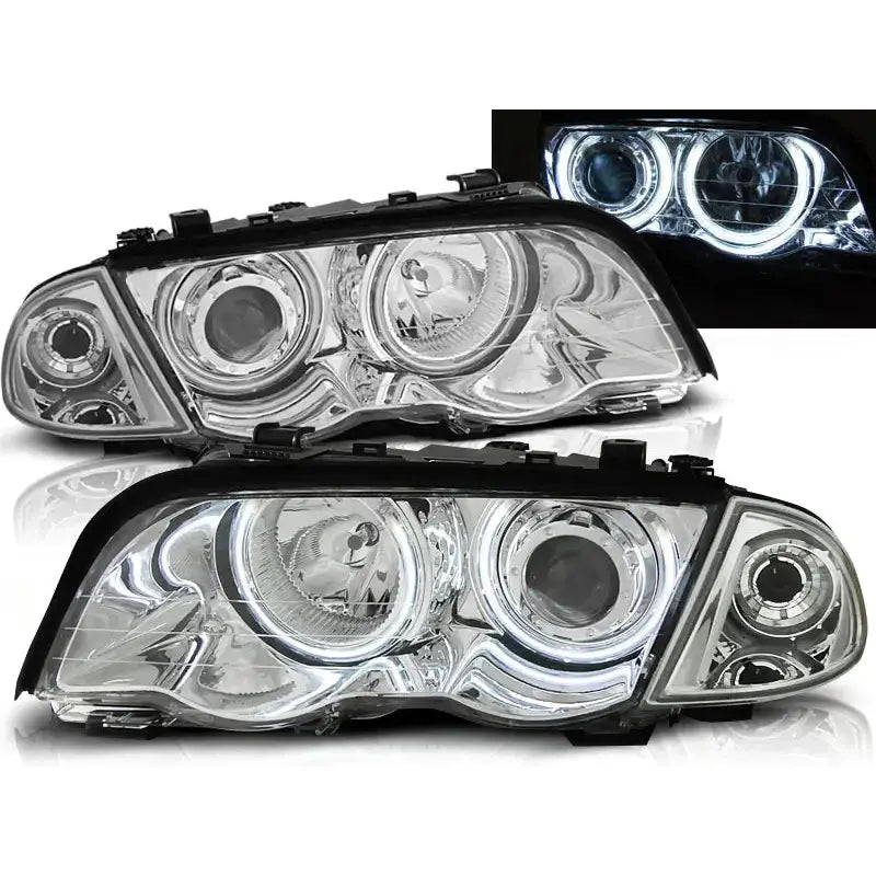 Frontlykter Bmw E46 Angel Eyes Chrome med hvite CCFL Halo-ringer, sett fra skrå vinkel i mørket.
