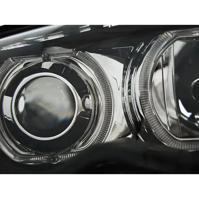 Hovedlys Bmw E46 Angel Eyes LED med kromdetaljer, nærbilde av linse og ringformede reflektorer.