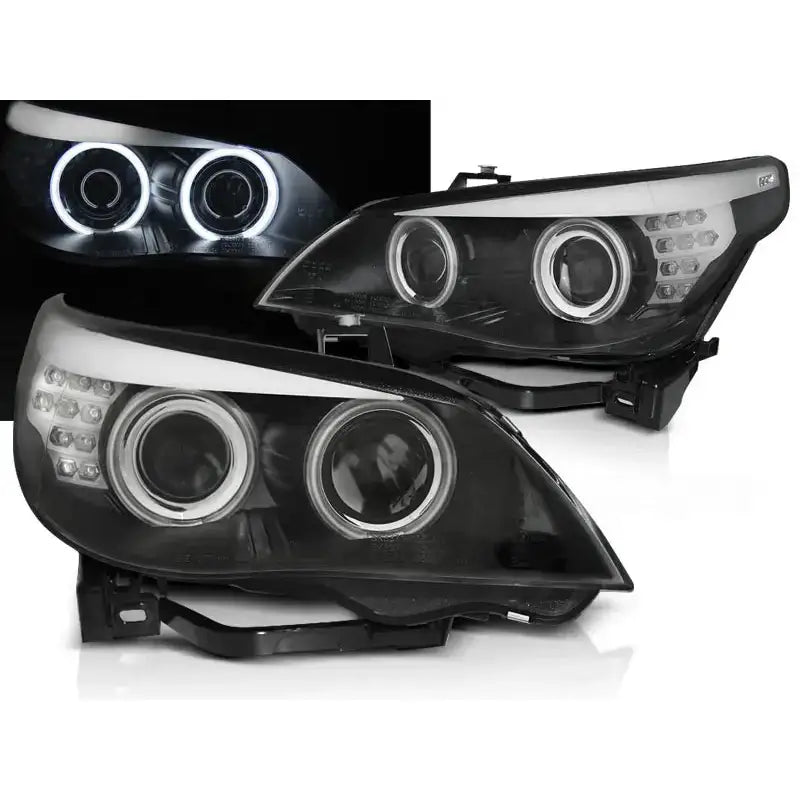 Frontlykter Bmw E60/E61 03-07 Angel Eyes Black Led med sotet glass og kromringer, sett skrått forfra.