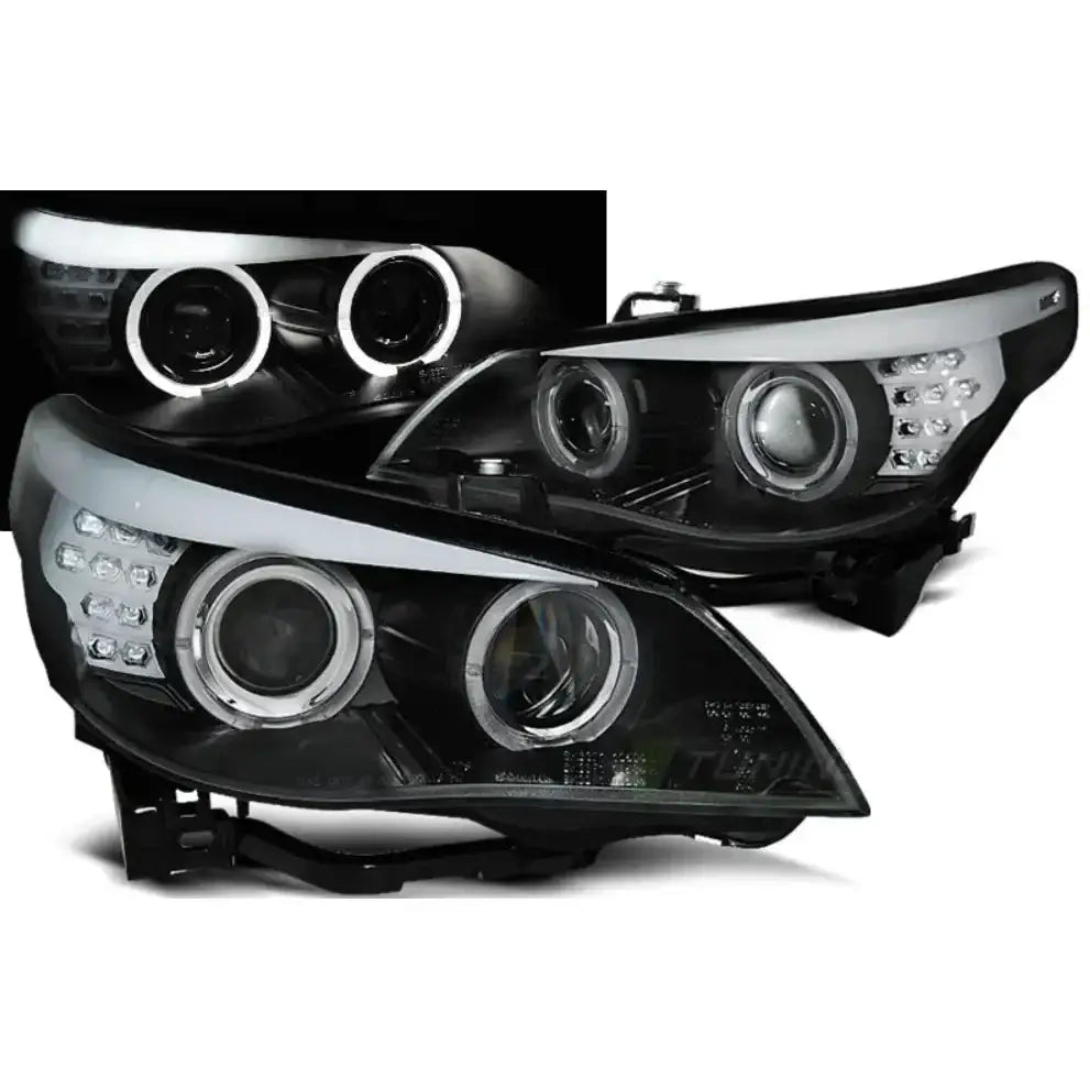 Frontlykter Bmw E60/E61 Angel Eyes Black Xenon med svarte hus og LED-ringer, sett fra skrå vinkel.