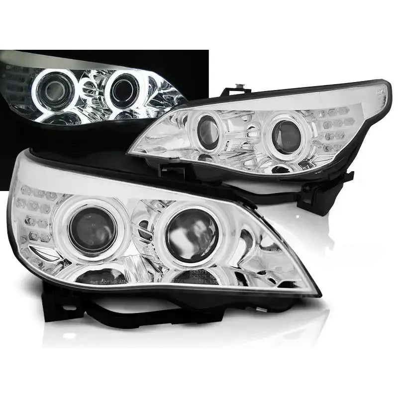 Frontlykter Bmw E60/E61 Angel Eyes Chrome Led med runde lykteglass og LED-ringer, vist fra skrå vinkel.