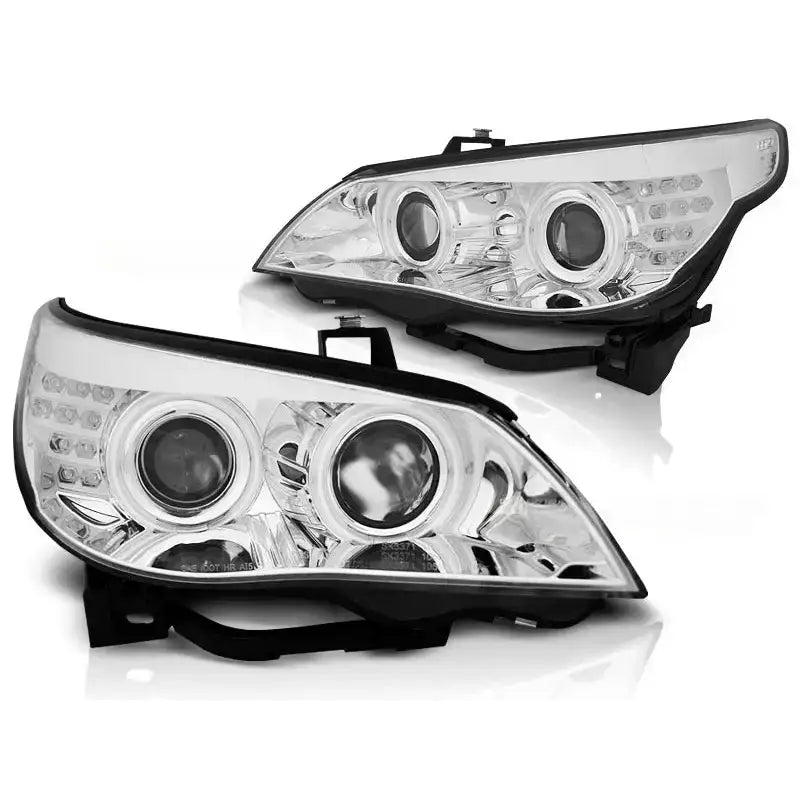 Hovedlykter Bmw E60/E61 med kromfinish, runde reflektorer og LED-elementer, vist fra skrå vinkel.