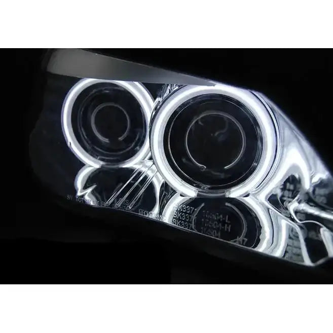 Hovedlys Bmw E60/E61 Angel Eyes Chrome Led med hvite LED-lysringer mot svart bakgrunn.