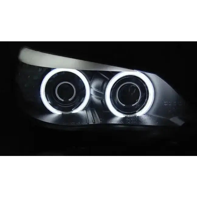 Hovedlys BMW E60/E61 LED frontlykt med to runde lysringer og projektorlinser, sett forfra.