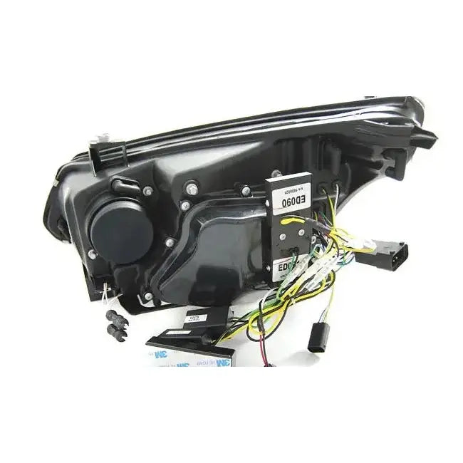 Headlamp bakside av Bmw E60/E61 03-07 frontlykt med synlige ledninger og koblinger.