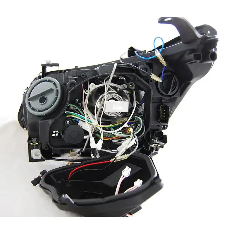 Hovedlykter Bmw E60/E61 05-07 Black sett bakfra med synlige ledninger og elektroniske deler.