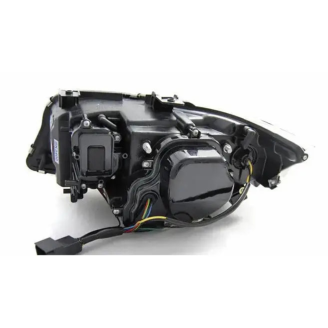 Headlamp Bmw E90/E91 3D U-Type Chrome sett bakfra med ledninger og detaljerte tilkoblingspunkter.