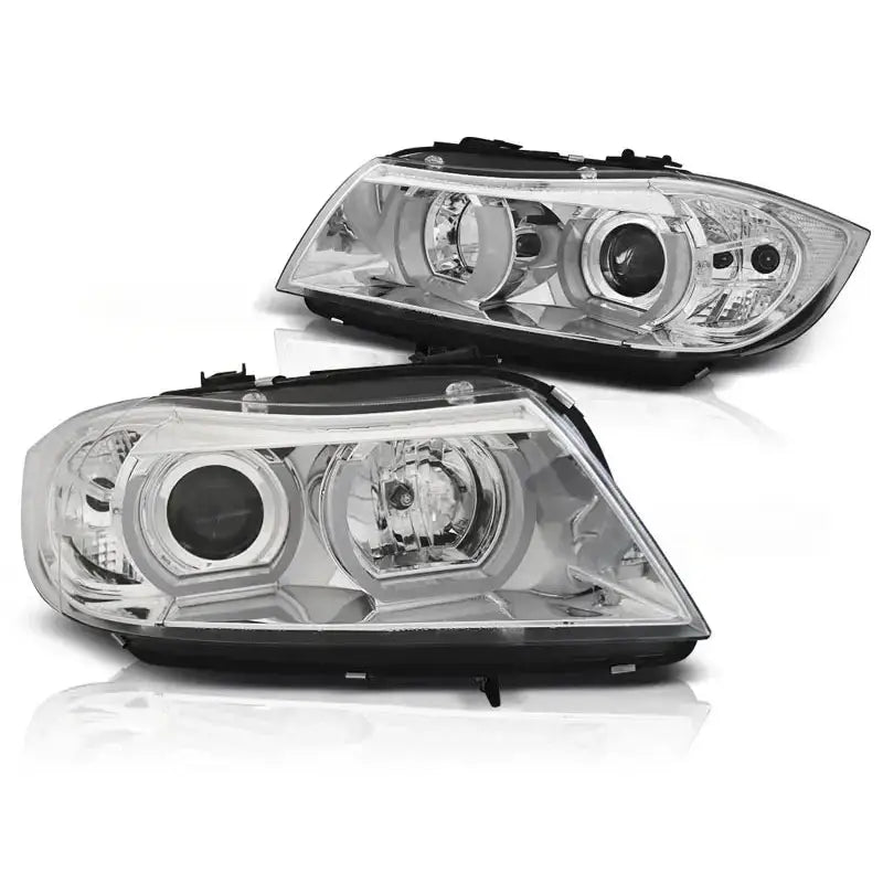 Hovedlykter Bmw E90/E91 3D U-Type Chrome HID med kromdetaljer og sorte kanter, sett fra skrå vinkel.