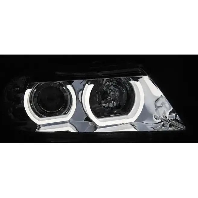 Hovedlys Bmw E90/E91 3D U-Type Chrome HID med to runde LED-lyssirkler mot svart bakgrunn.
