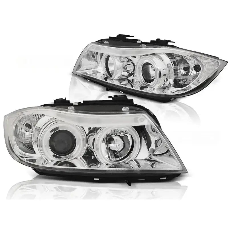 Hovedlykter Bmw E90/E91 Angel Eyes CCFL Chrome sett fra skrå vinkel med synlige reflektorer.