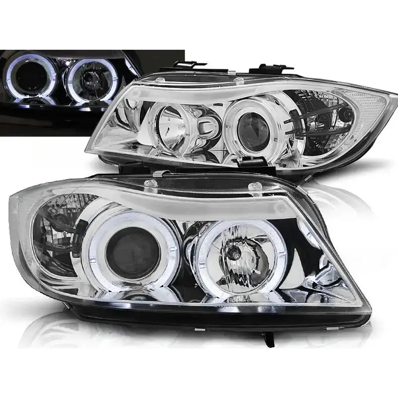 Frontlykter Bmw E90/E91 Angel Eyes Chrome med klart glass, kromdetaljer og LED-lysring, sett skrått forfra.