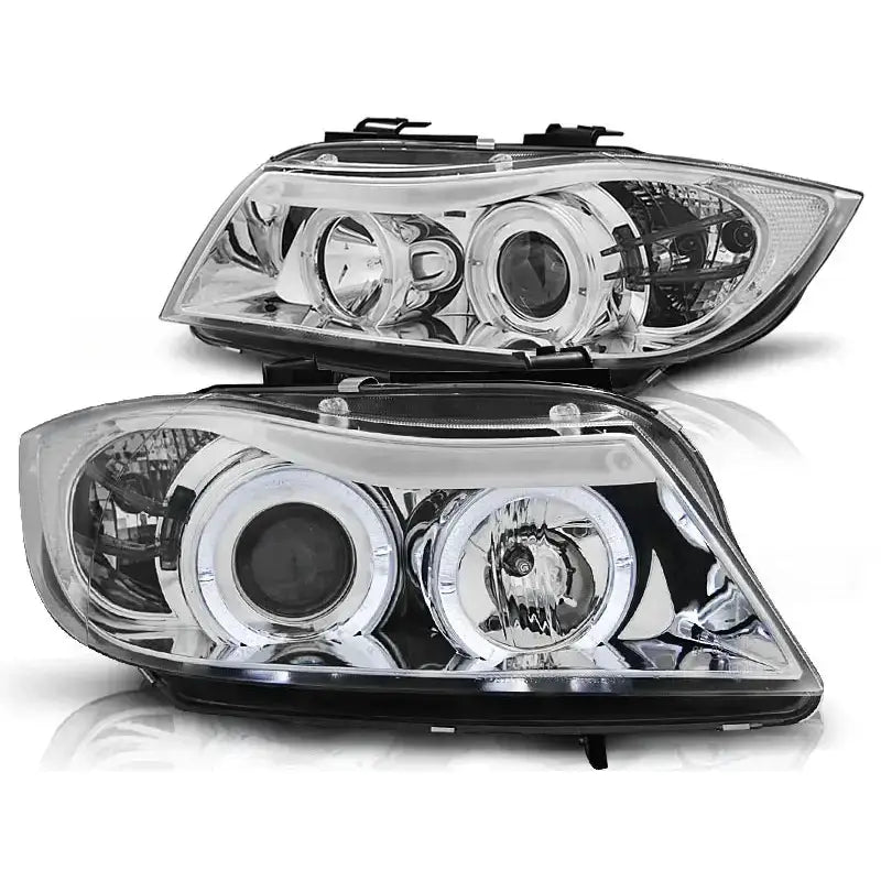 Hovedlykter Bmw E90/E91 Angel Eyes Chrome med klart glass og kromdetaljer, sett fra skrå vinkel.