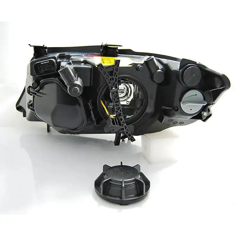 Hovedlys bakside av Bmw E90/E91 LED Angel Eyes Black med synlige koblinger og avtagbart deksel.