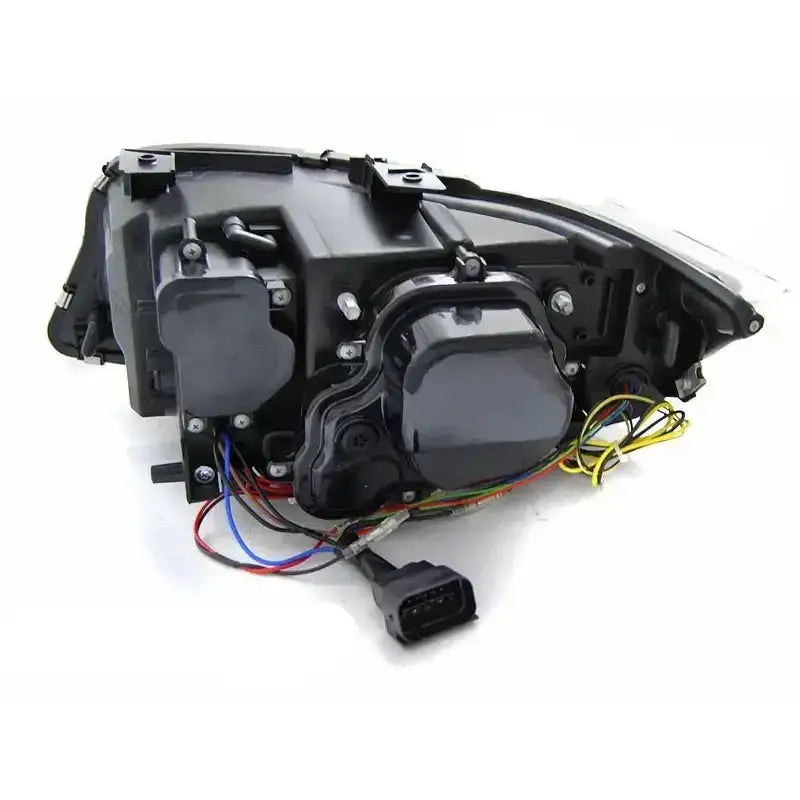 Hovedlys Bmw E90/E91 09-11 HID DRL svart bakside med ledninger, kontakt og synlige deksler.