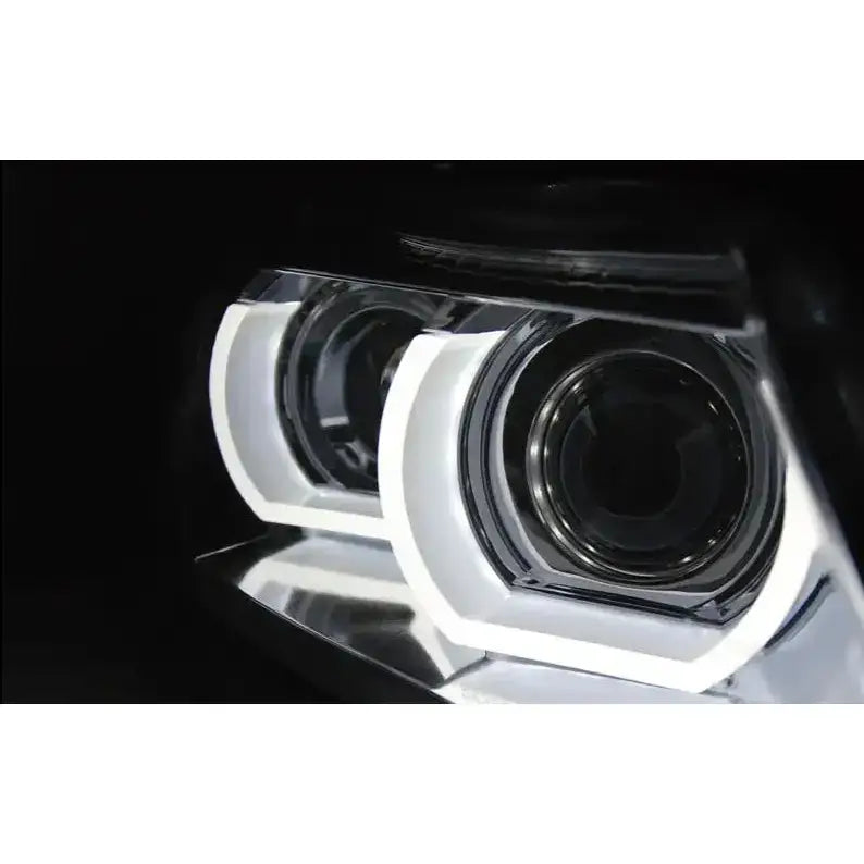 Headlamp Bmw E90/E91 HID DRL med LED-indikator, nærbilde fra skrå vinkel med sorte linser.