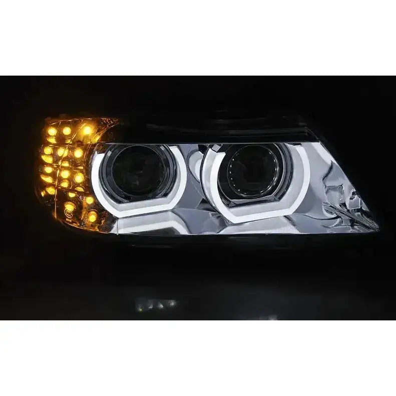 Frontlykter Bmw E90/E91 09-11 med to runde projektorlinser, hvite og gule LED-lys mot svart bakgrunn.