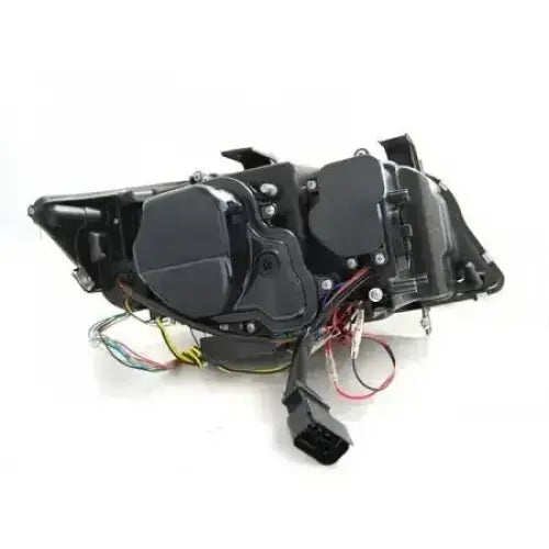 Headlamp bakside av Bmw E90/E91 09-11 Xenon Led DRL Black AFS med synlige ledninger og kontakt.