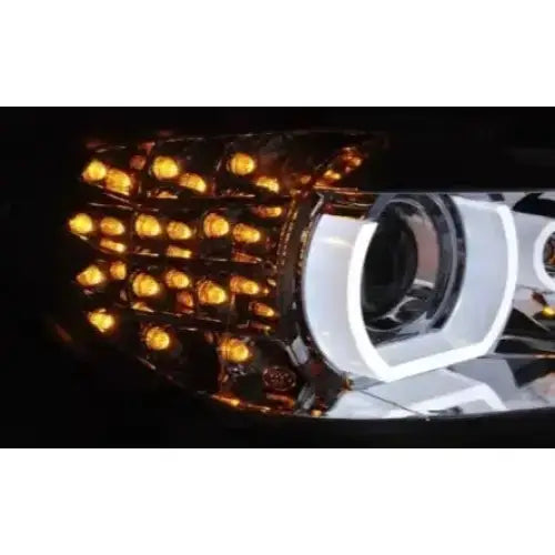 Hovedlykter BMW E90/E91 Xenon LED DRL Chrome i nærbilde med oransje LED-lys og sølvreflektor.
