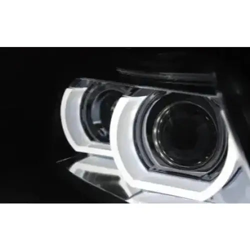 Headlights Bmw E90/E91 09-11 Xenon Led DRL Chrome med tydelige LED-rammer på svart bakgrunn.