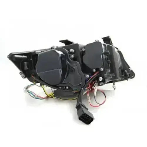 Frontlykter Bmw E90/E91 Xenon LED DRL bakfra, viser elektriske ledninger og kontakt mot hvit bakgrunn.