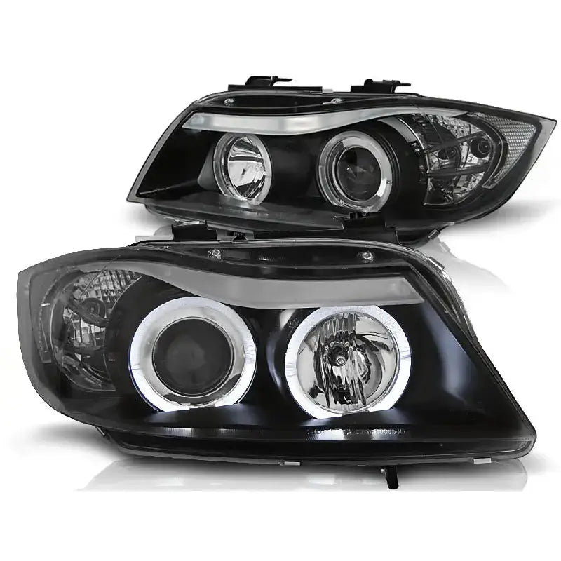 Hovedlykter Bmw E90 E91 Angel Eyes Black med LED-ring, sorte kanter og kromdetaljer fra skrå vinkel.