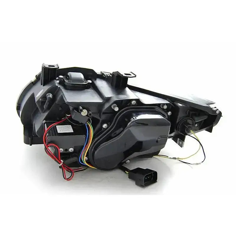 Frontlykter Bmw E92/E93 bakside med synlige ledninger, elektrisk kontakt og detaljer av elektronikken.