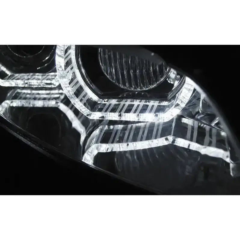 Headlamp Bmw E92/E93 Angel Eyes LED Chrome HID nærbilde med klare LED-striper i mørk omgivelse.