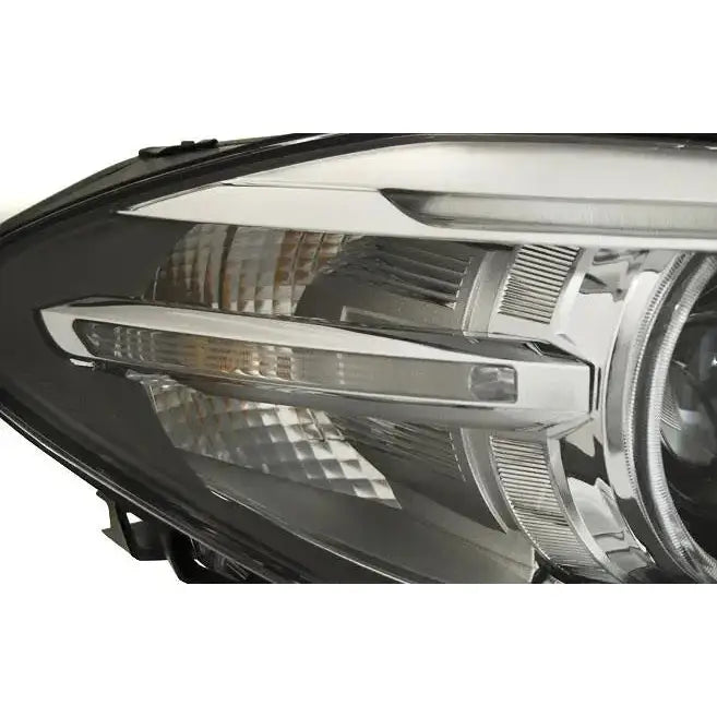 Hovedlys Bmw F10,F11 med LED og sorte detaljer, nærbilde av reflektor og linse fra skrå vinkel.