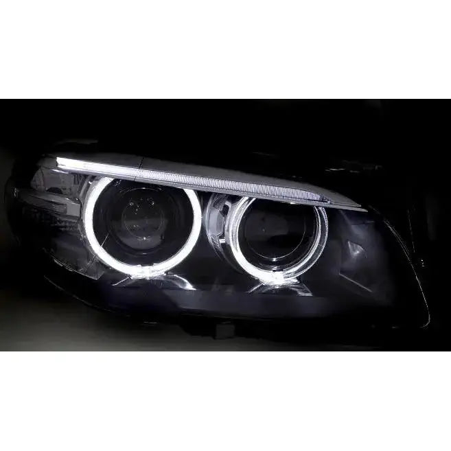 Headlights Bmw F10 F11 LED frontlykter med hvite lyssirkler, sett forfra mot sort bakgrunn.