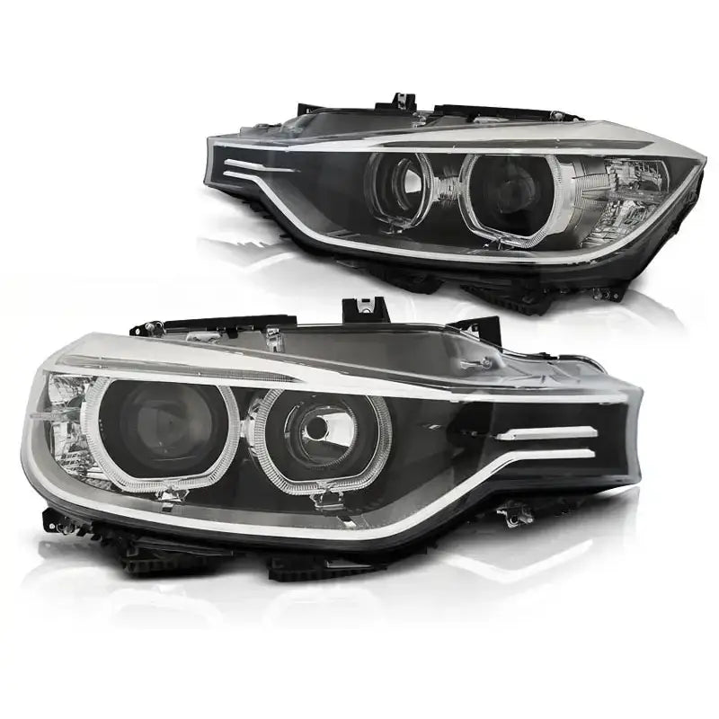 Hovedlykter Bmw F30/F31 Angel Eyes LED i sort med projektorlinser, sett fra skrå vinkel.