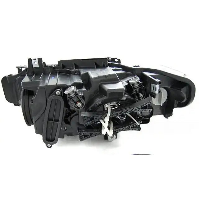 Headlights Bmw F30/F31 LED bakside med synlige koblinger og festeanordninger på hvit bakgrunn.