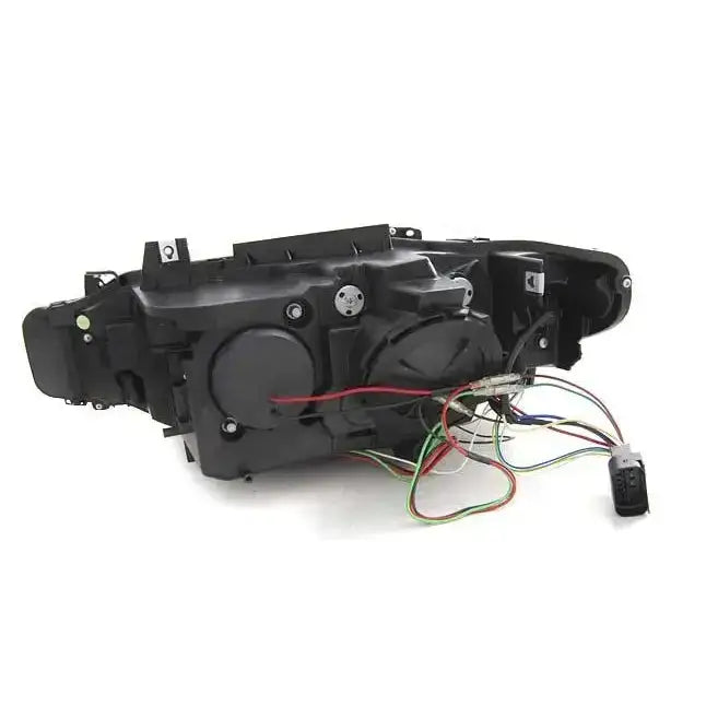 Headlights bakside av BMW F30/F31 Angel Eyes LED med synlige ledninger og plastkontakt.