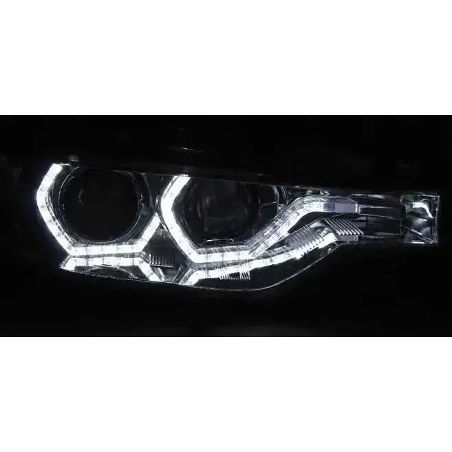 Headlights Bmw F30/F31 LED nærbilde med hvite geometriske lysmønstre mot sort bakgrunn.