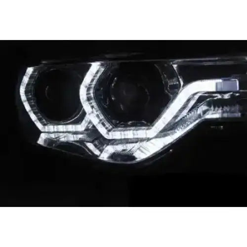 Hovedlykter Bmw F30/F31 LED Angel Eyes i sekskantet design, sett forfra i mørket.