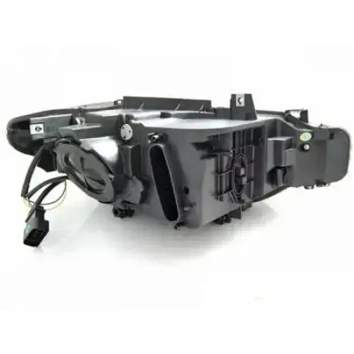 Headlights Bmw F30/F31 bakside med elektrisk kontakt, luftventiler og tekniske detaljer i svart plast.