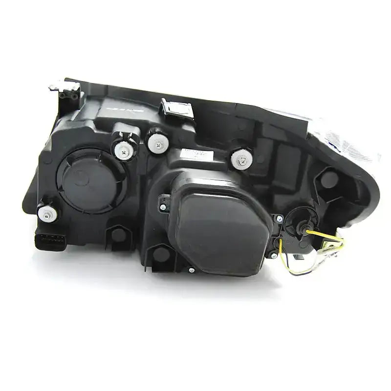 Frontlykter Bmw X1 E84 sett bakfra med synlige skruefester og elektriske tilkoblinger.