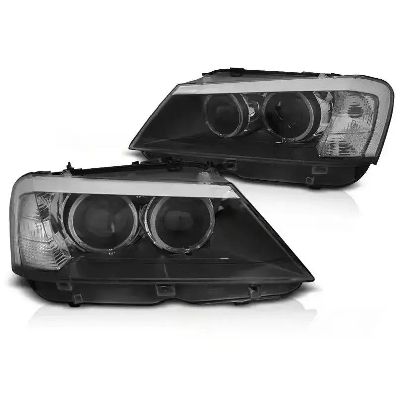 Hovedlykter Bmw X3 F25 Black Led med doble reflektorer og klare linser, sett fra skrå vinkel.