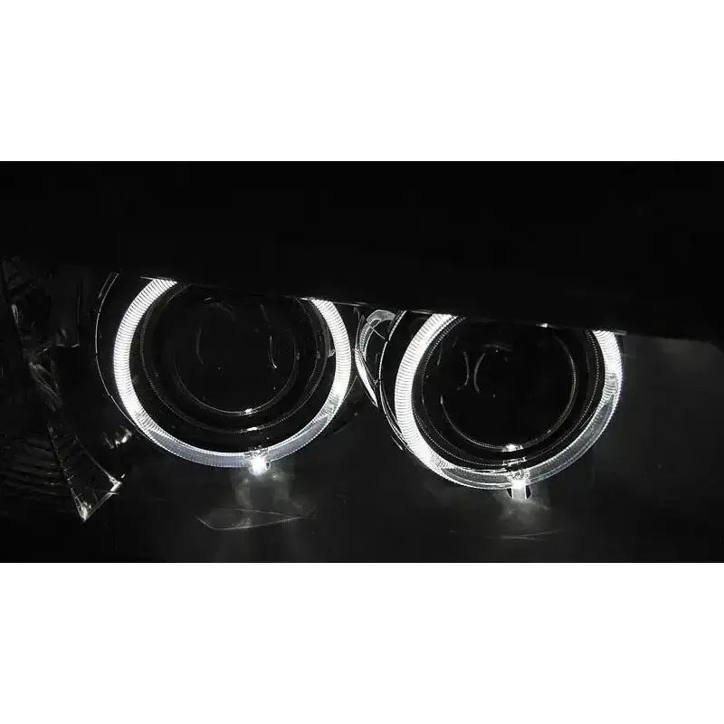 Hovedlys Bmw X3 F25 LED frontlykter med to runde, hvite lysringer og sorte linseelementer sett forfra.