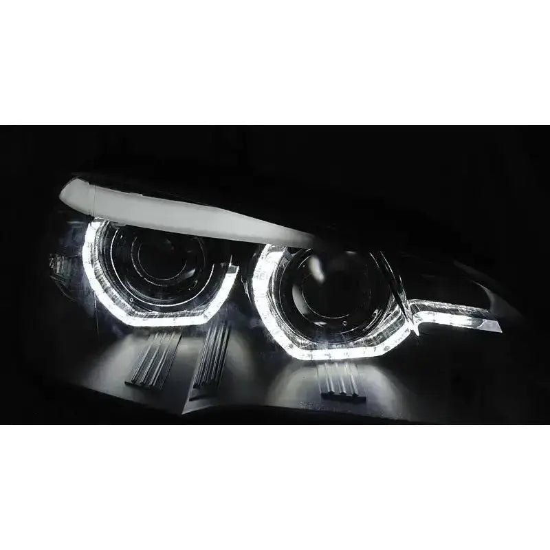 Hovedlys Bmw X5 E70 07-10 LED frontlykter med hvite ringer og synlige reflektorer i mørkt miljø.