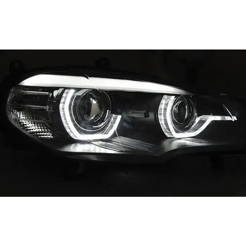 Headlights Bmw X5 E70 LED-lykt med hvitt lys, projeksjonslinser og sort hus vist fra skrå forside.